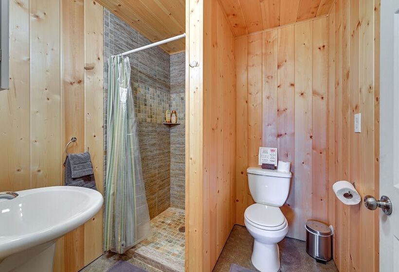 Spacious Soldotna Home W/ Mackey Lake Views!