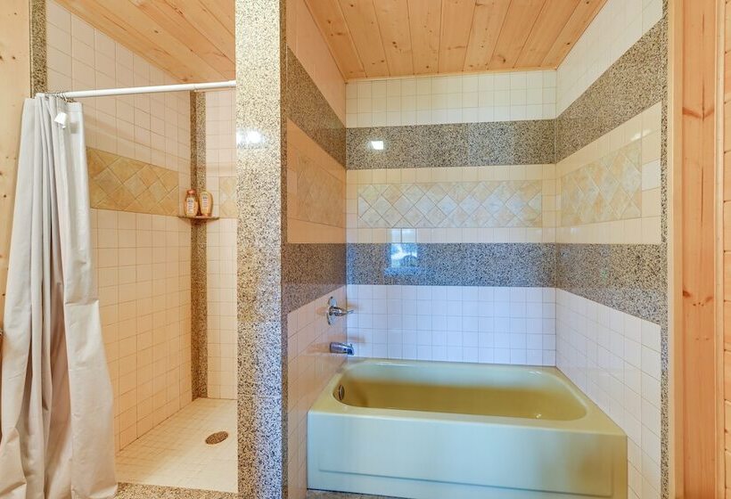 Spacious Soldotna Home W/ Mackey Lake Views!