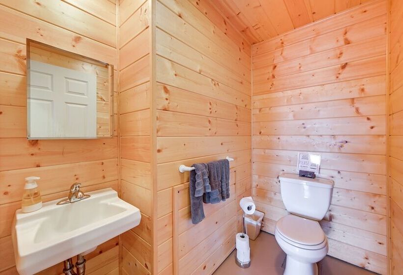 Spacious Soldotna Home W/ Mackey Lake Views!