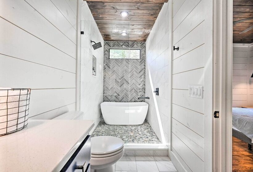 Private Hot Tub, Outdoor Fireplace: Broken Bow Gem