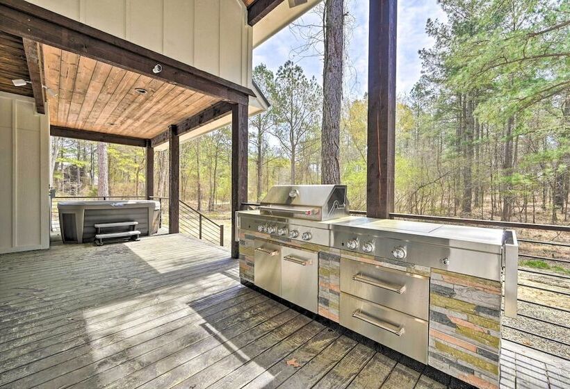 Private Hot Tub, Outdoor Fireplace: Broken Bow Gem