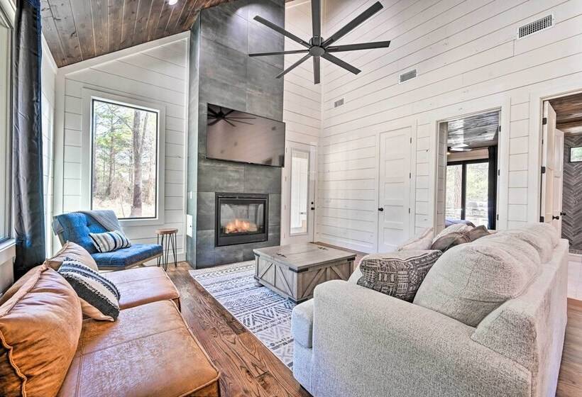 Private Hot Tub, Outdoor Fireplace: Broken Bow Gem