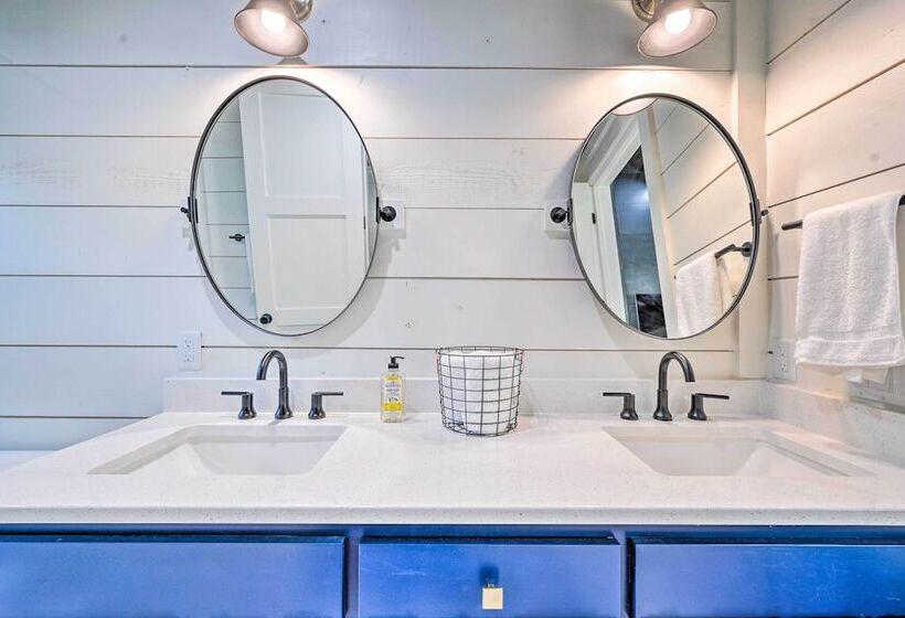 Private Hot Tub, Outdoor Fireplace: Broken Bow Gem