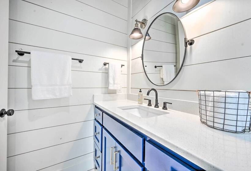 Private Hot Tub, Outdoor Fireplace: Broken Bow Gem