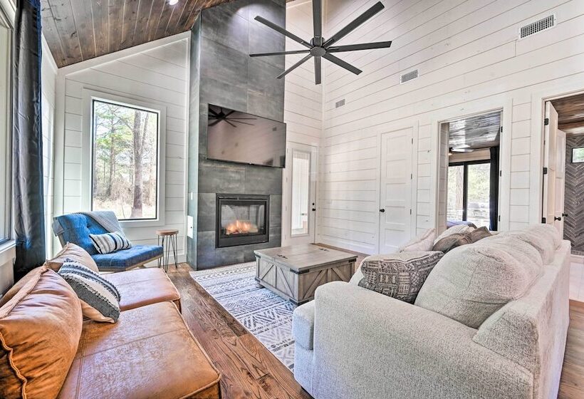 Private Hot Tub, Outdoor Fireplace: Broken Bow Gem