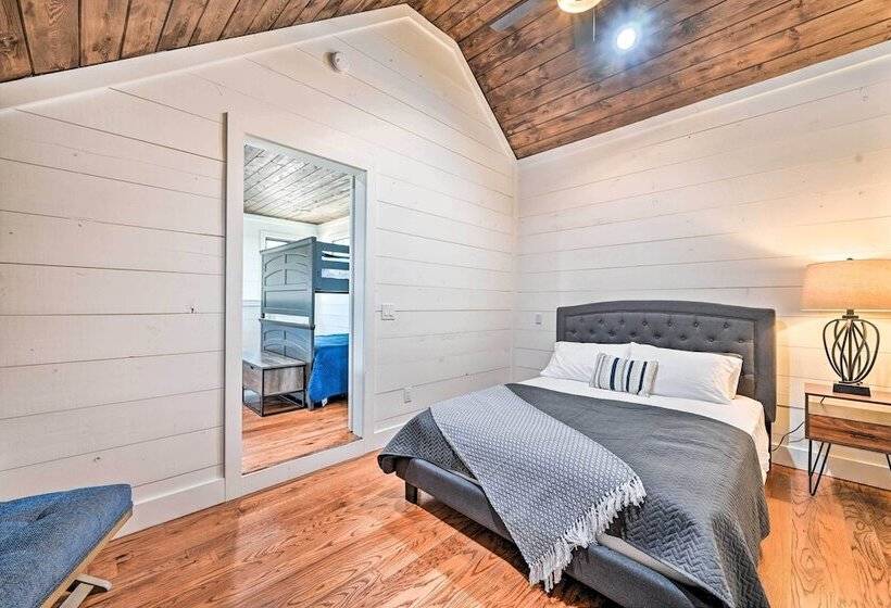 Private Hot Tub, Outdoor Fireplace: Broken Bow Gem