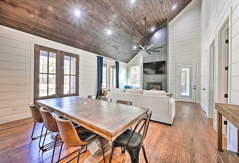 Private Hot Tub, Outdoor Fireplace: Broken Bow Gem