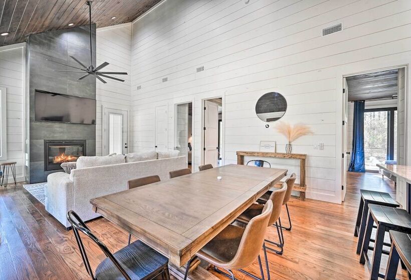 Private Hot Tub, Outdoor Fireplace: Broken Bow Gem