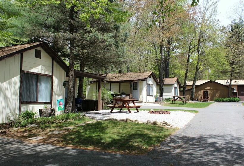 Отель Hemlock Campground And Cottages
