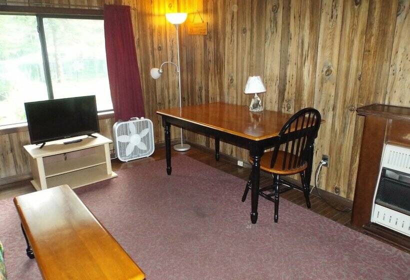 Отель Hemlock Campground And Cottages