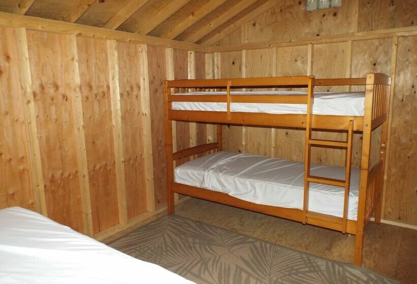 Отель Hemlock Campground And Cottages