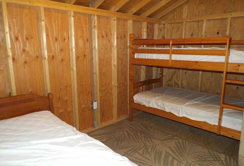 Отель Hemlock Campground And Cottages