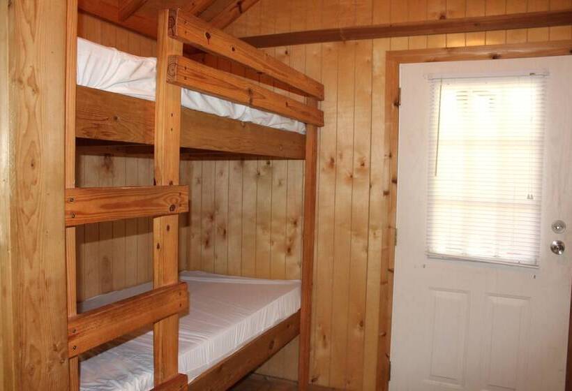 Отель Hemlock Campground And Cottages