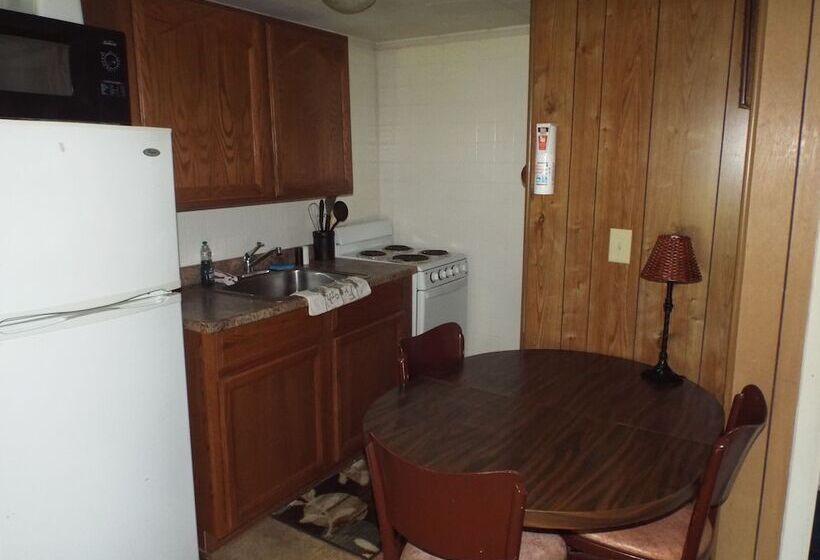 Отель Hemlock Campground And Cottages