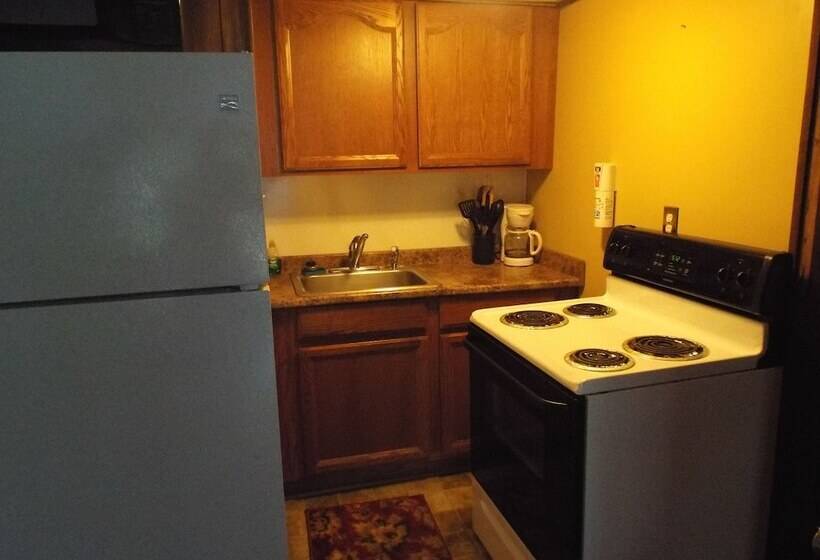 Отель Hemlock Campground And Cottages