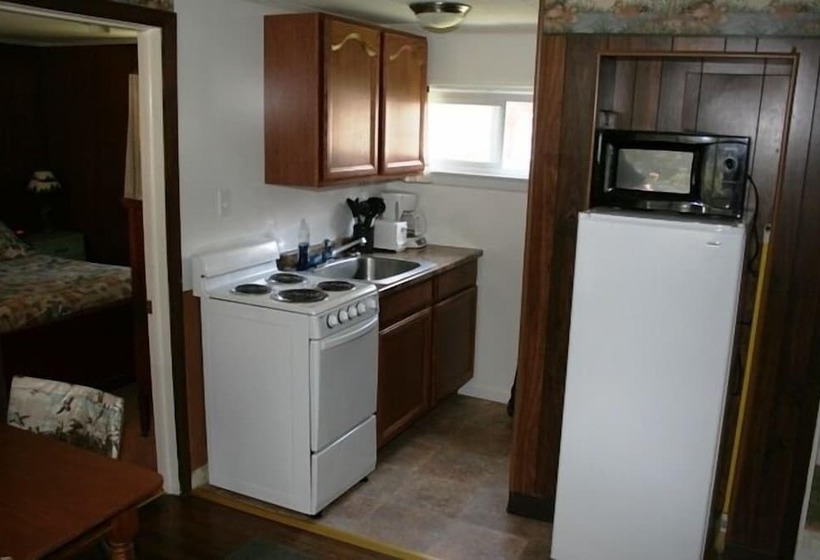 Отель Hemlock Campground And Cottages