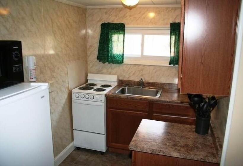 Отель Hemlock Campground And Cottages