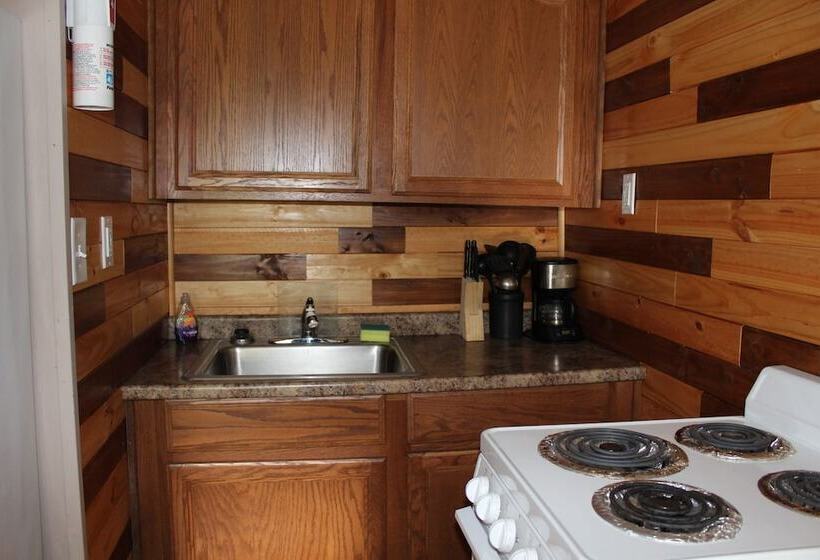 Отель Hemlock Campground And Cottages