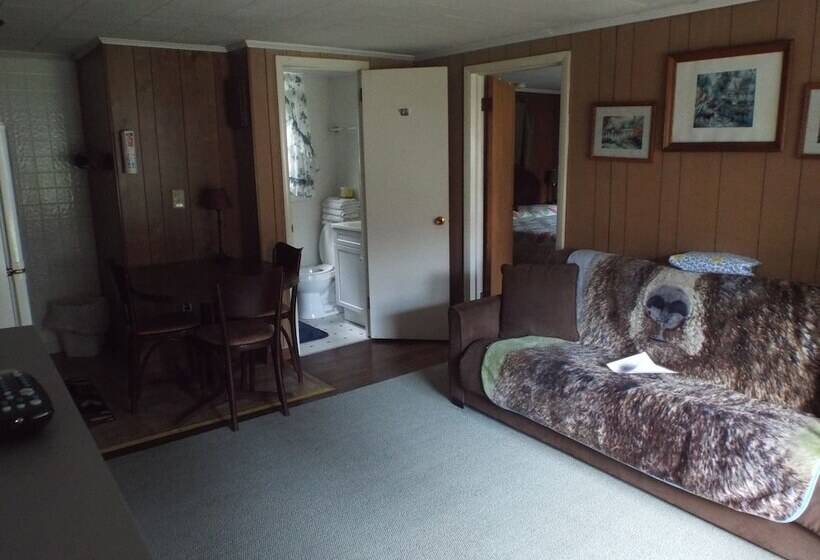 Отель Hemlock Campground And Cottages