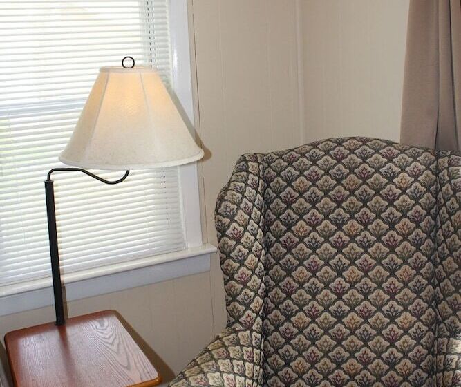 Отель Hemlock Campground And Cottages