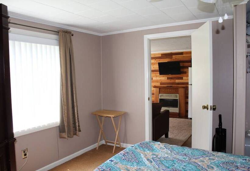 Отель Hemlock Campground And Cottages