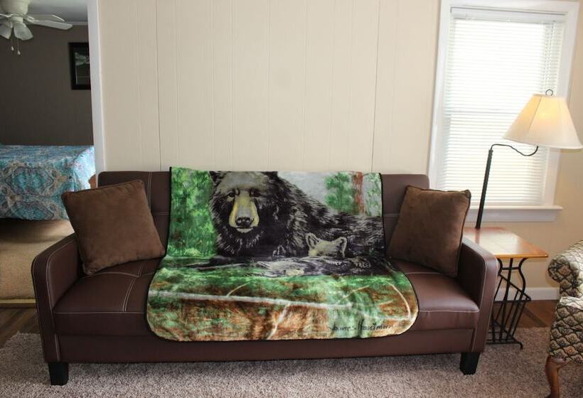 Отель Hemlock Campground And Cottages