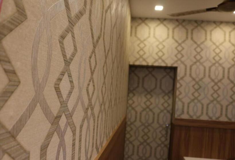 酒店 Lakshmi Tourist Home