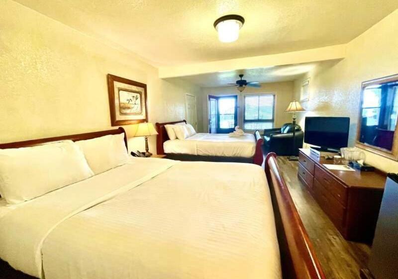 Lake View Queen Guest Room With Two Queens, Sleeper Sofa And Deck Overlooking Lake Ouachita, Hotel R