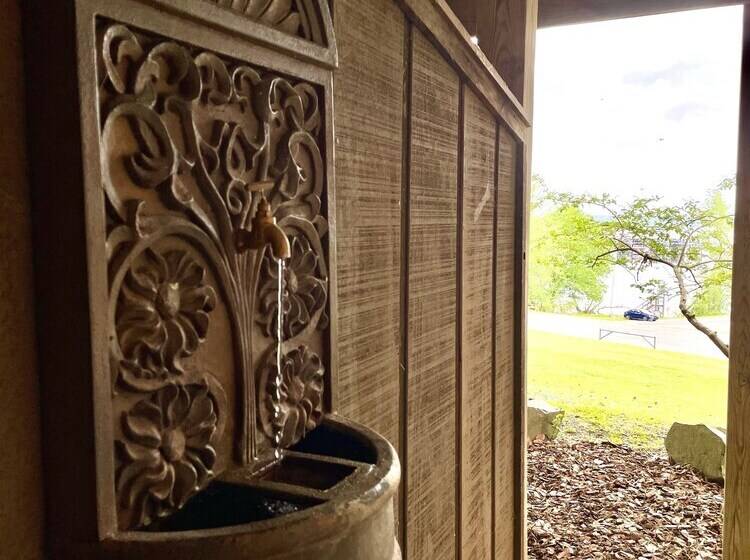 Lake View Queen Guest Room With Two Queens, Sleeper Sofa And Deck Overlooking Lake Ouachita, Hotel R