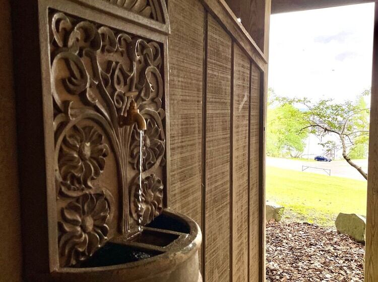 Lake View Queen Guest Room With Two Queens, Sleeper Sofa And Deck Overlooking Lake Ouachita, Hotel R