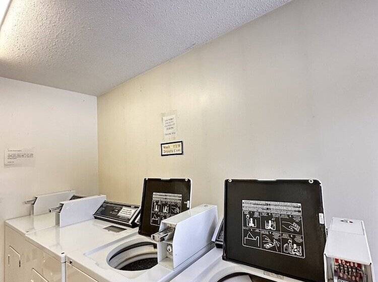 Motelli Howard Johnson By Wyndham Edson