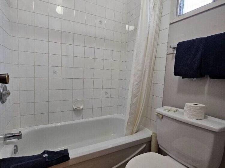 Motelli Howard Johnson By Wyndham Edson