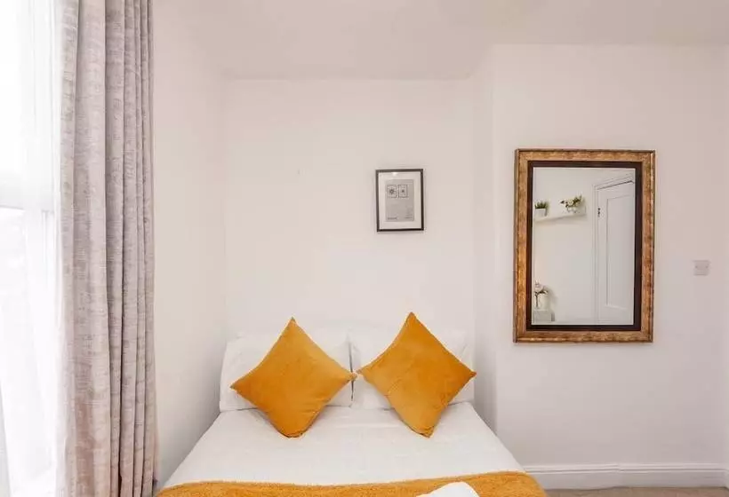 Residenssi Leeds 4 Bed House   Sleeps 9, Free Parking & Wifi
