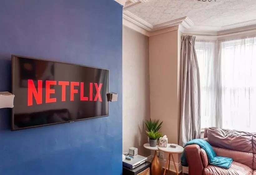 Residenssi Leeds 4 Bed House   Sleeps 9, Free Parking & Wifi