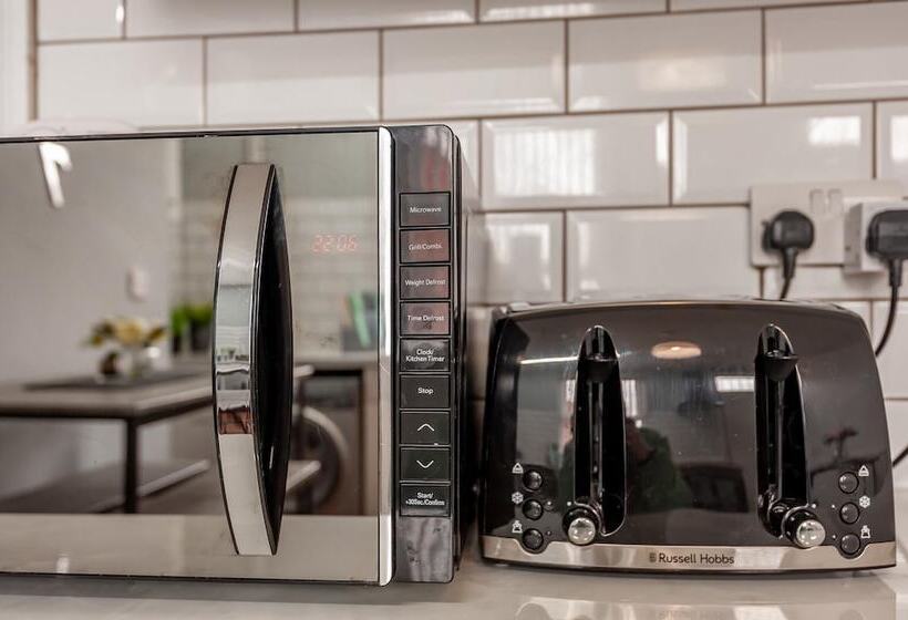 Residência Leeds 4 Bed House   Sleeps 9, Free Parking & Wifi