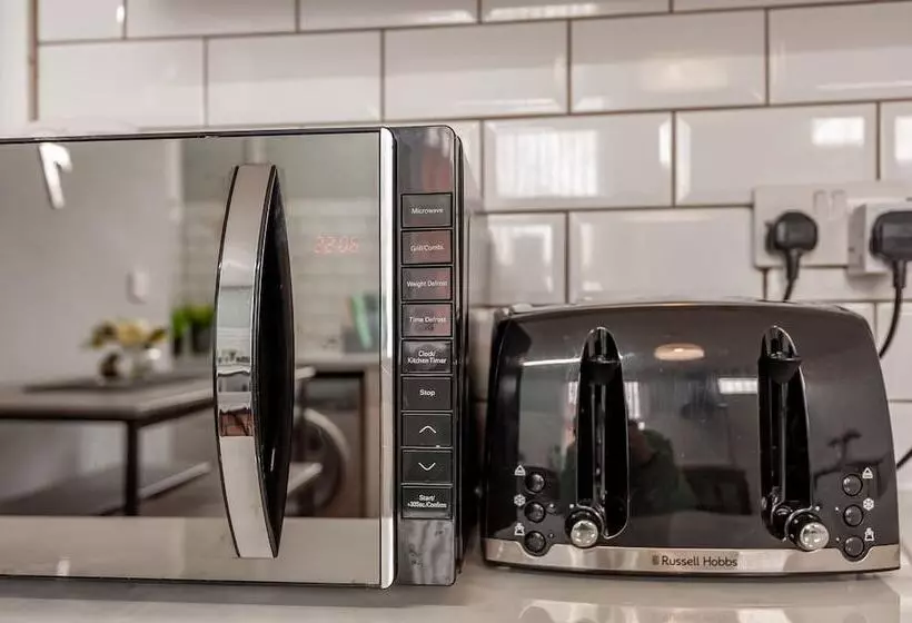 Residenssi Leeds 4 Bed House   Sleeps 9, Free Parking & Wifi