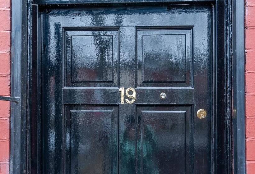 Residência Leeds 4 Bed House   Sleeps 9, Free Parking & Wifi