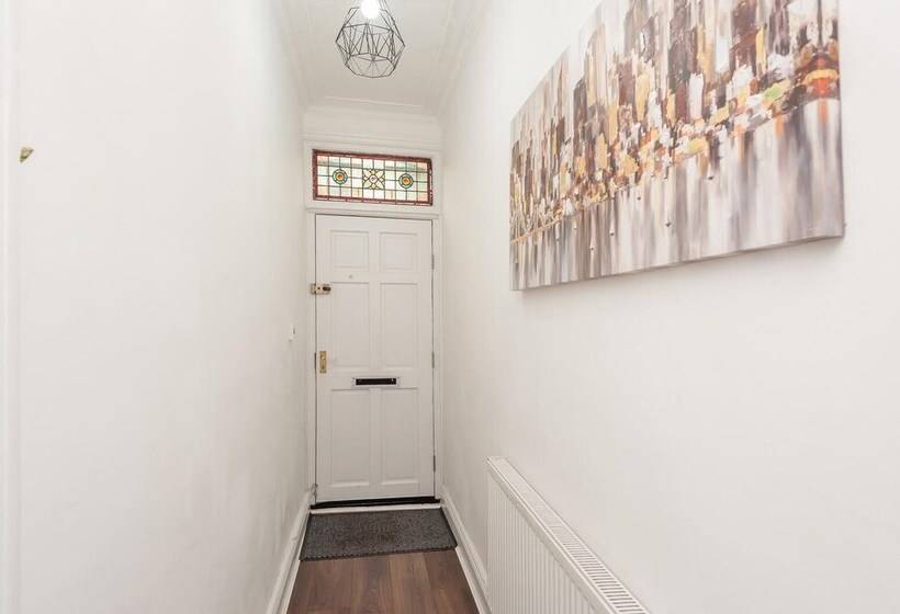 Residência Leeds 4 Bed House   Sleeps 9, Free Parking & Wifi