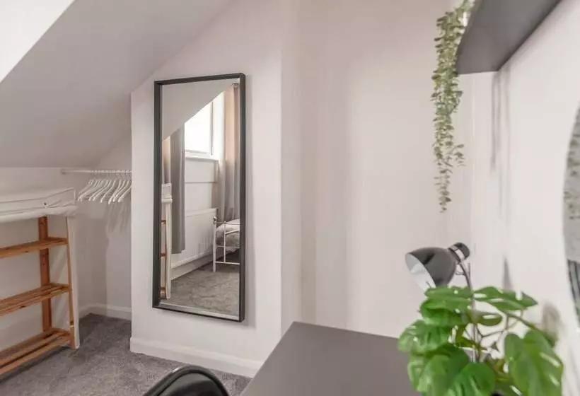 Residenssi Leeds 4 Bed House   Sleeps 9, Free Parking & Wifi