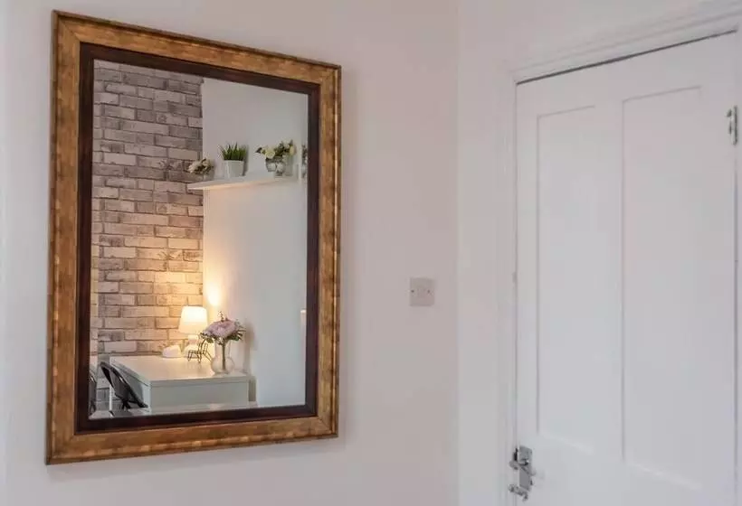 Residenssi Leeds 4 Bed House   Sleeps 9, Free Parking & Wifi