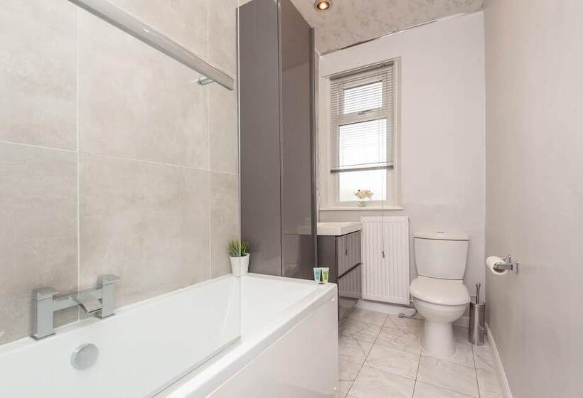 Residência Leeds 4 Bed House   Sleeps 9, Free Parking & Wifi