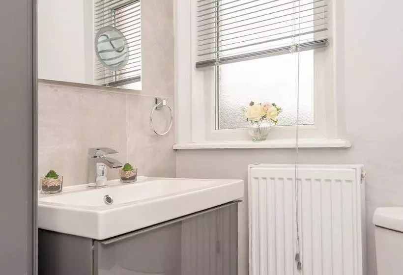 Residenssi Leeds 4 Bed House   Sleeps 9, Free Parking & Wifi