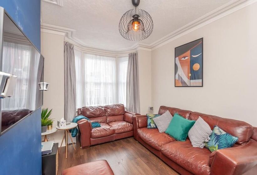 Residência Leeds 4 Bed House   Sleeps 9, Free Parking & Wifi