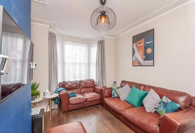 Residenssi Leeds 4 Bed House   Sleeps 9, Free Parking & Wifi