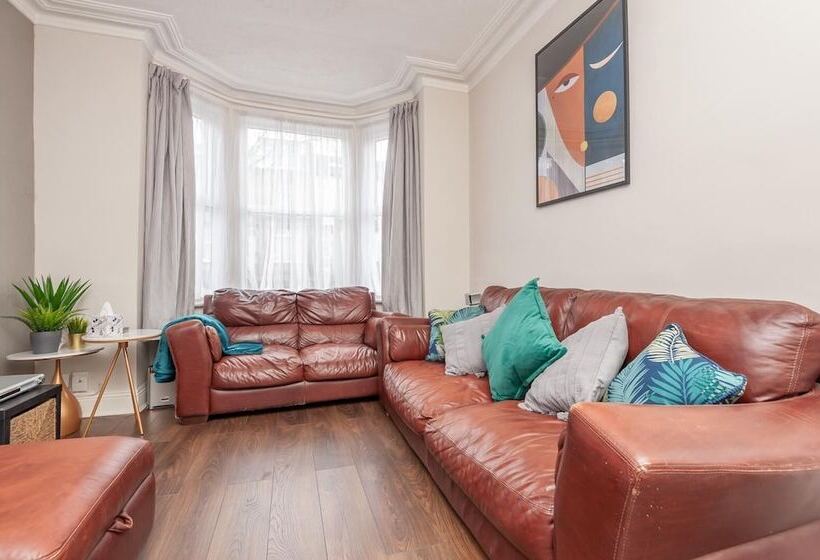 Residência Leeds 4 Bed House   Sleeps 9, Free Parking & Wifi