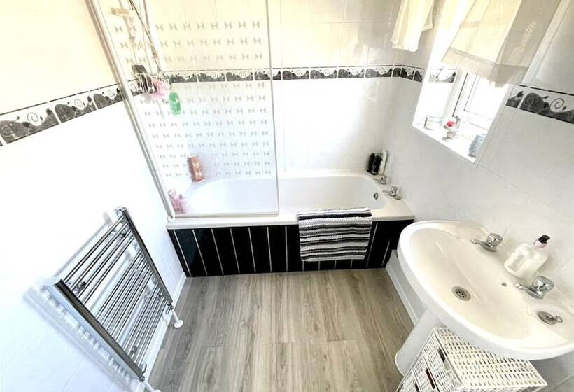 Резиденция Lovely And Affordable House Closer To The Sea