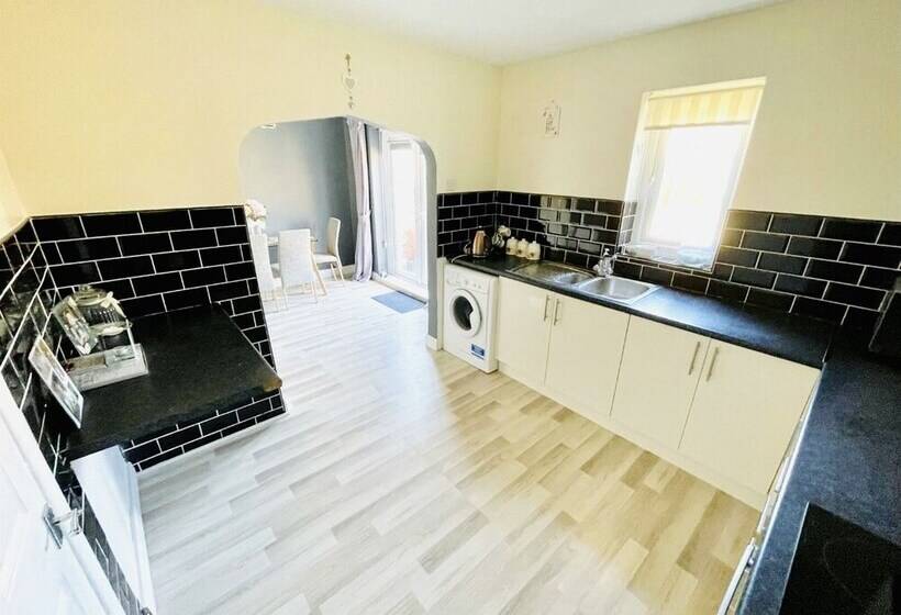 Резиденция Lovely And Affordable House Closer To The Sea