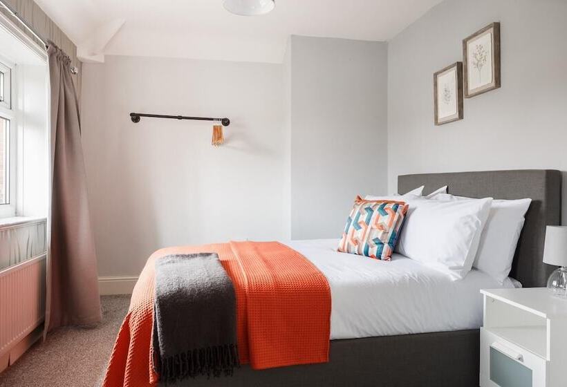 דירת נופש Two Bed House Sleeps 5 With Large Garden & Parking