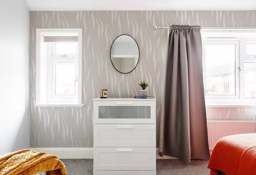 レジデンス Two Bed House Sleeps 5 With Large Garden & Parking