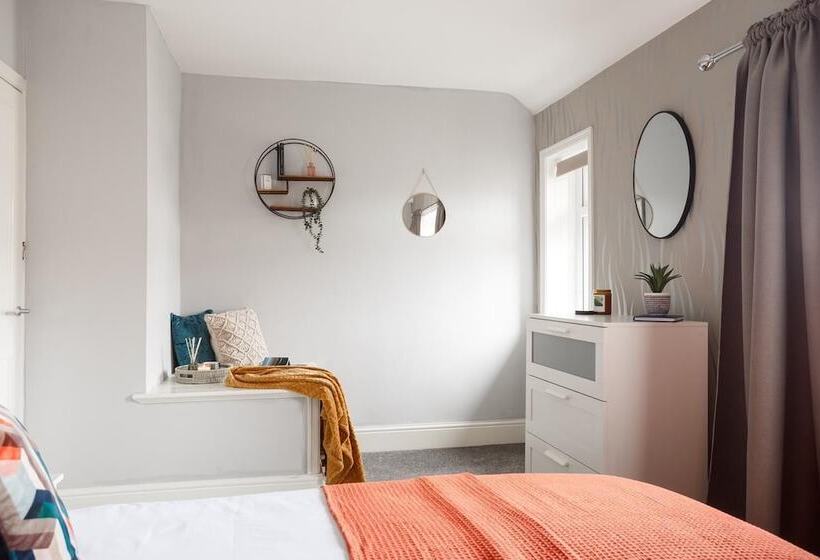 דירת נופש Two Bed House Sleeps 5 With Large Garden & Parking